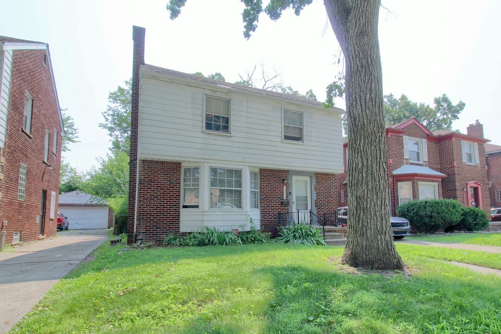 view of front of house with a front lawn