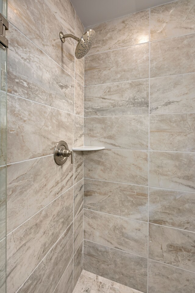 bathroom featuring tiled shower