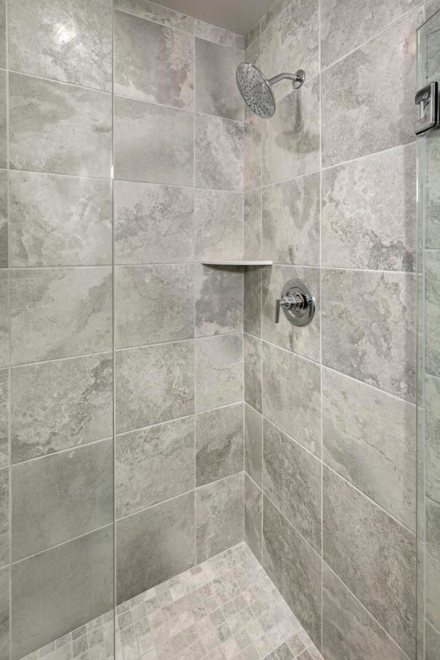 room details featuring tiled shower