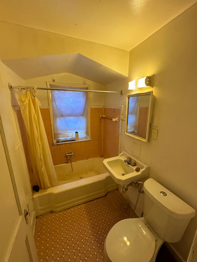 full bathroom featuring sink, shower / bathtub combination with curtain, and toilet