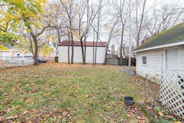 view of yard featuring a shed