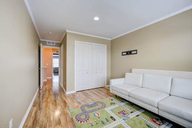 living room featuring light wood-type flooring and crown molding