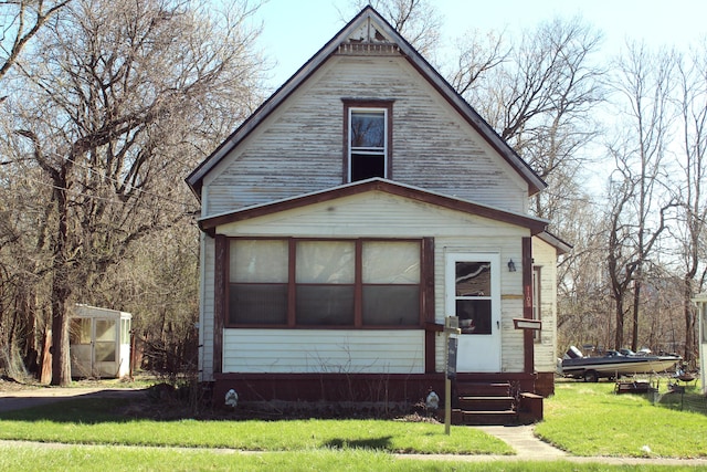 view of front of property with a front lawn
