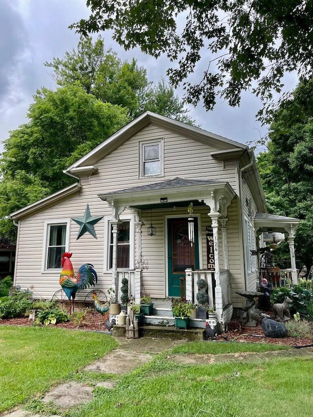 view of front of home featuring a front lawn