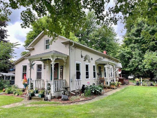 view of front facade with a front yard