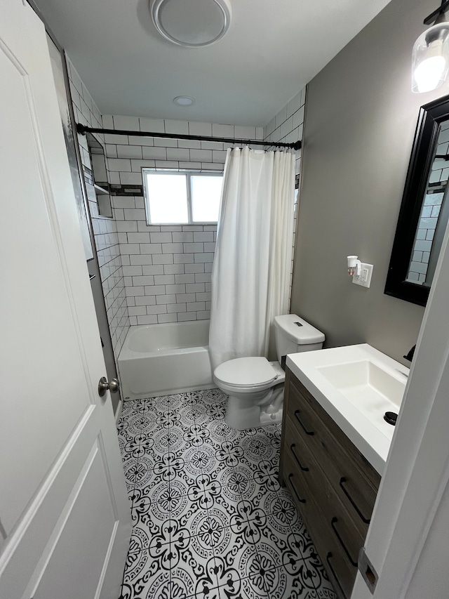 full bathroom featuring shower / bath combo with shower curtain, toilet, and vanity