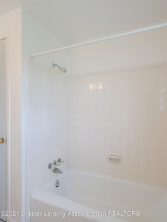 bathroom featuring tiled shower / bath