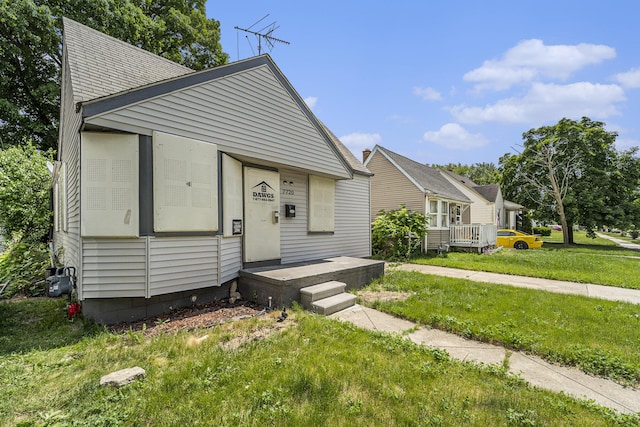 view of front of property with a front yard