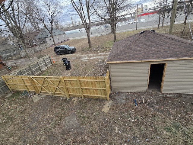 view of yard with an outbuilding