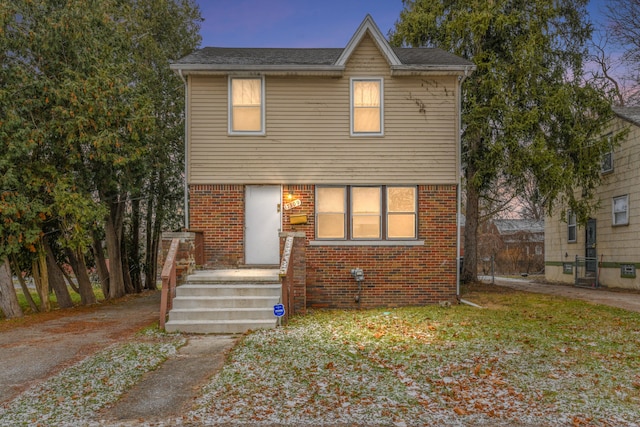 view of front of property featuring a yard