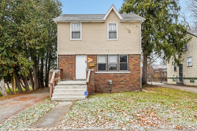 view of front of property featuring a front lawn