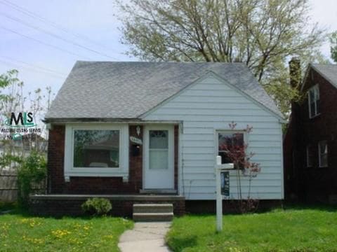 bungalow-style home featuring a front yard