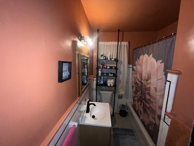 full bathroom with shower / bath combination with curtain, vanity, and toilet