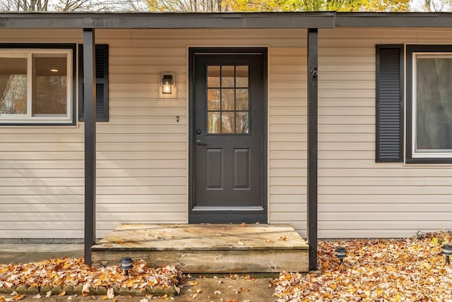 entrance to property featuring a porch