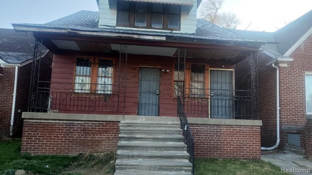 doorway to property featuring a porch