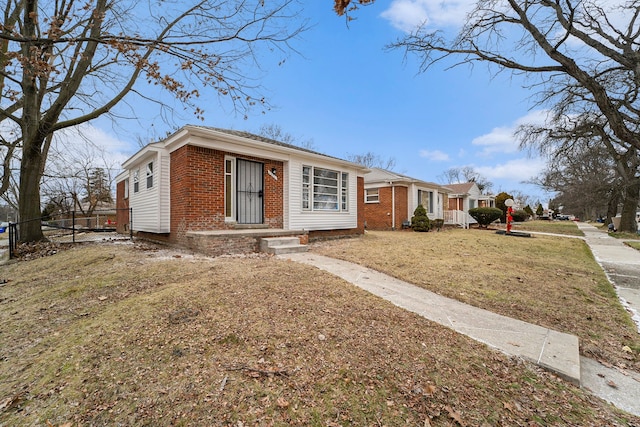 ranch-style house featuring a front yard