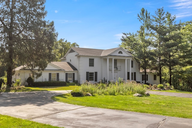 view of front facade featuring a front yard