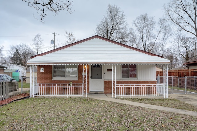 view of front of property featuring a front yard