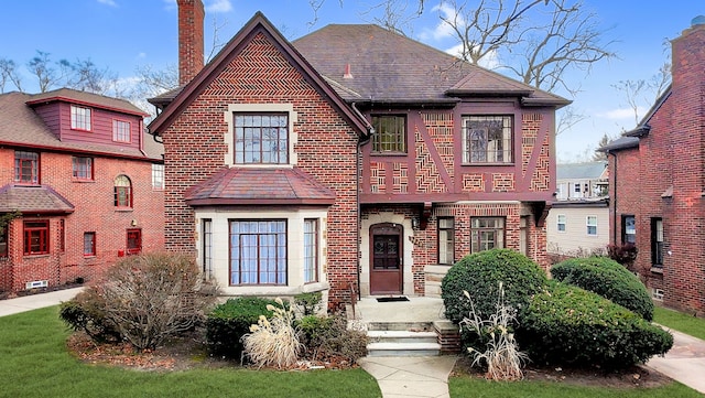 view of front of home featuring a front lawn