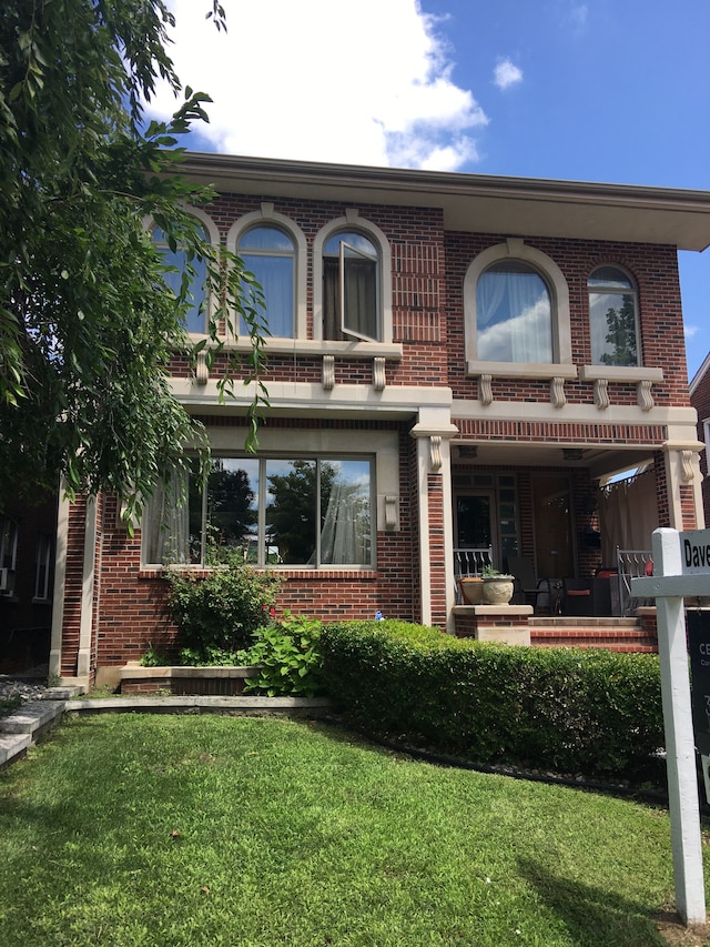 view of front facade featuring a front lawn and covered porch