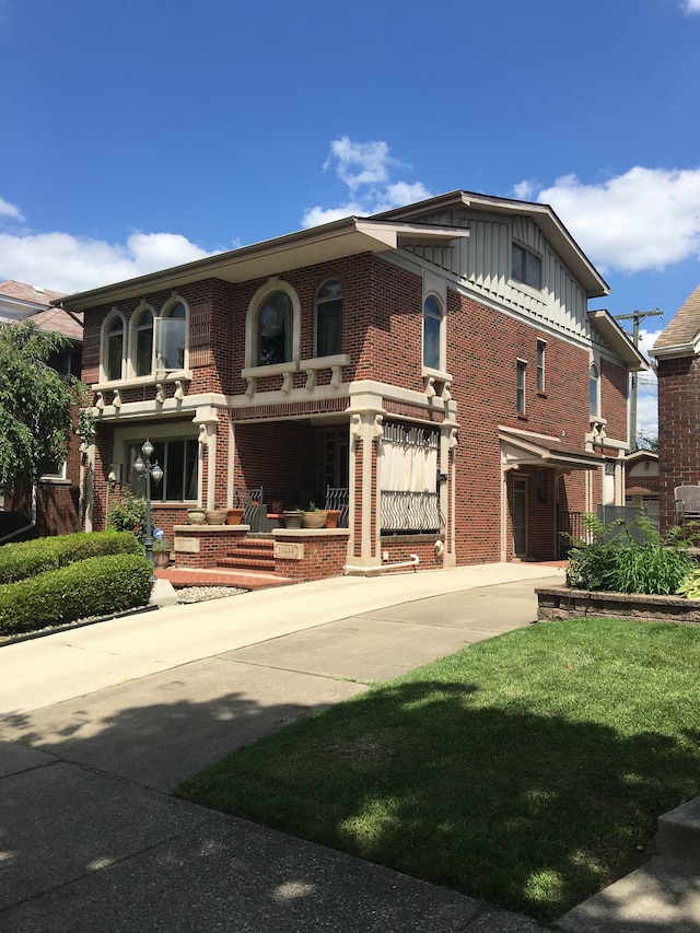 view of front facade with a porch and a front lawn