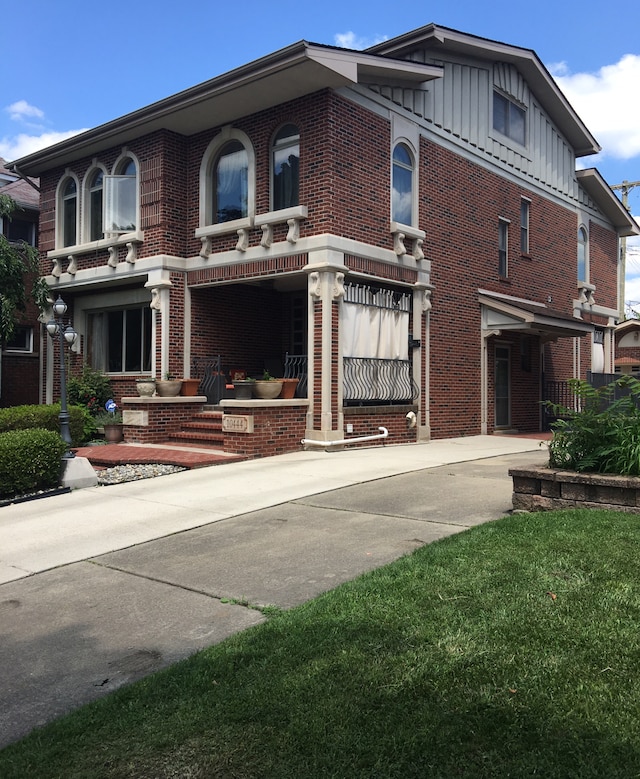 view of front of house featuring covered porch