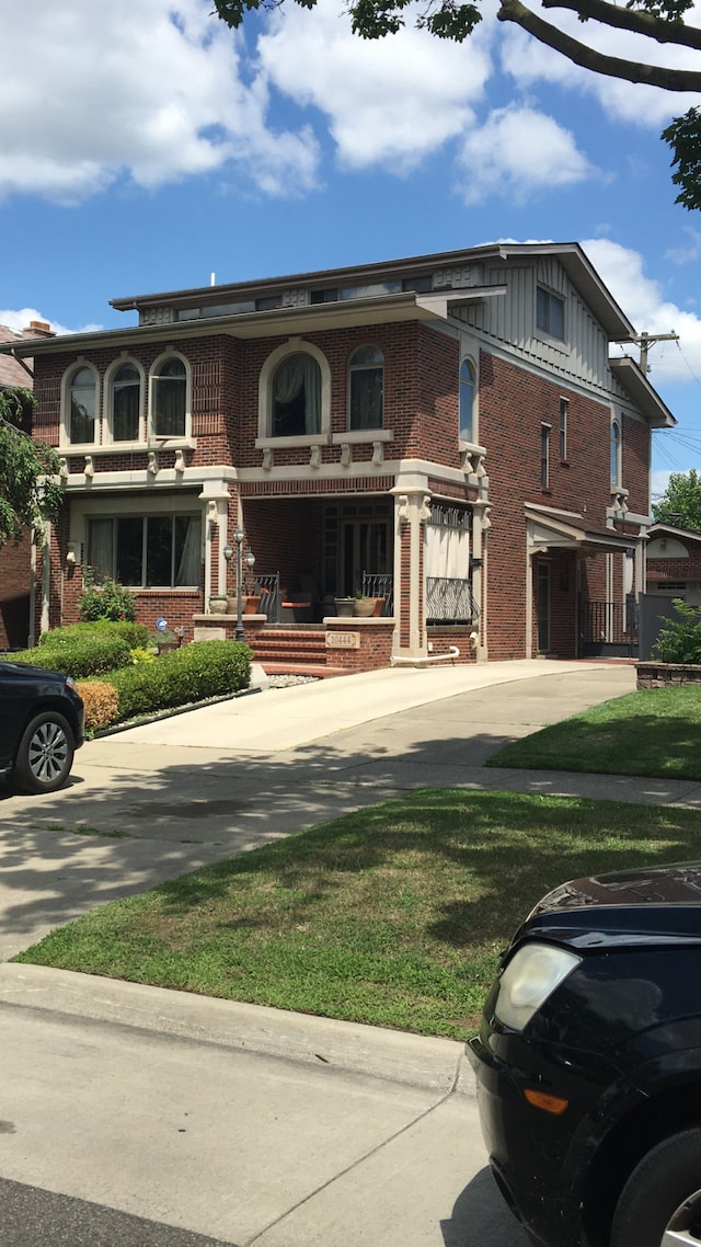 view of front facade with a porch and a front lawn