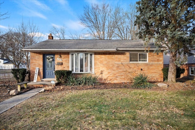 view of front of home featuring a front lawn