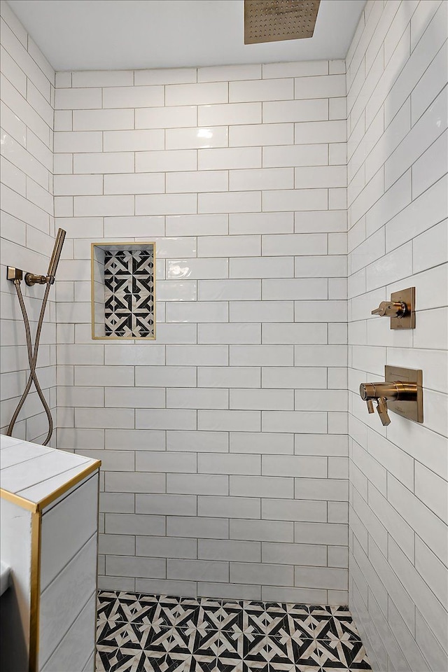 bathroom featuring a tile shower