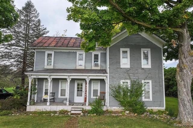 view of front facade with covered porch and a front lawn