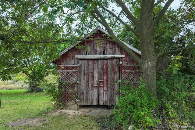 view of outbuilding featuring a lawn