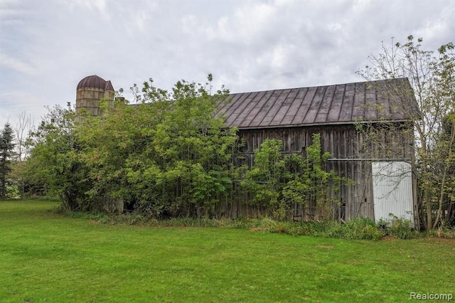 view of yard with an outbuilding