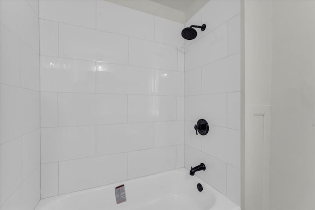 bathroom featuring tiled shower / bath combo