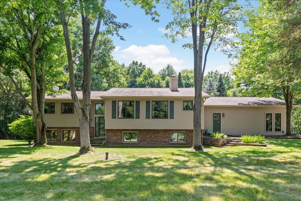 view of front of home with a front yard