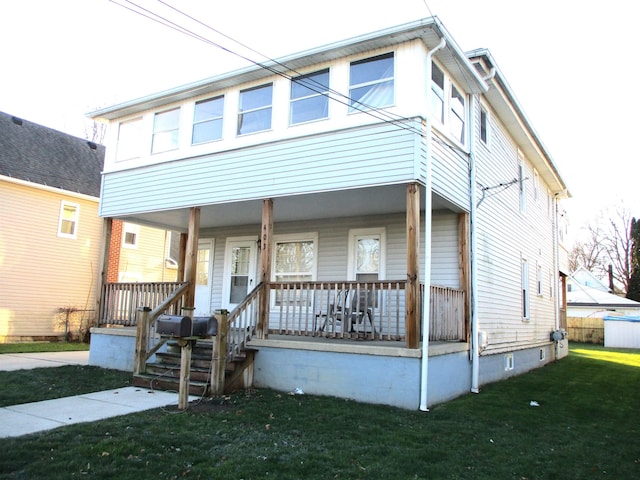 view of front facade featuring a front yard and a porch