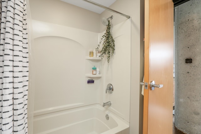 bathroom featuring shower / bath combo