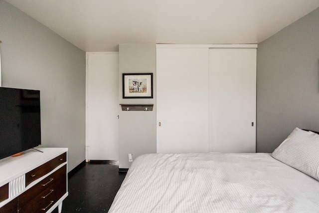 bedroom featuring a closet