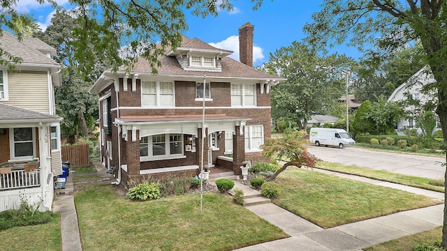 view of front facade featuring a front lawn