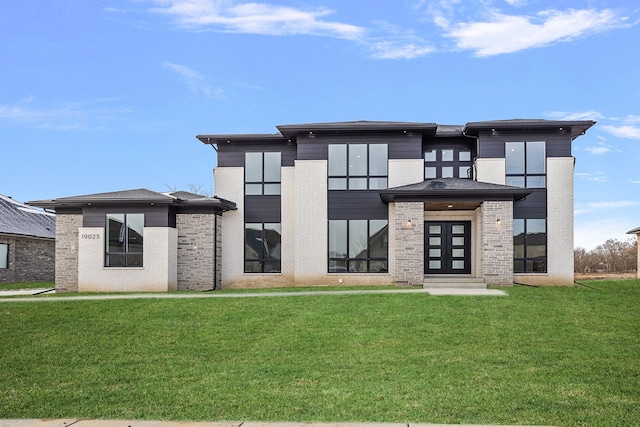 view of front facade featuring a front lawn