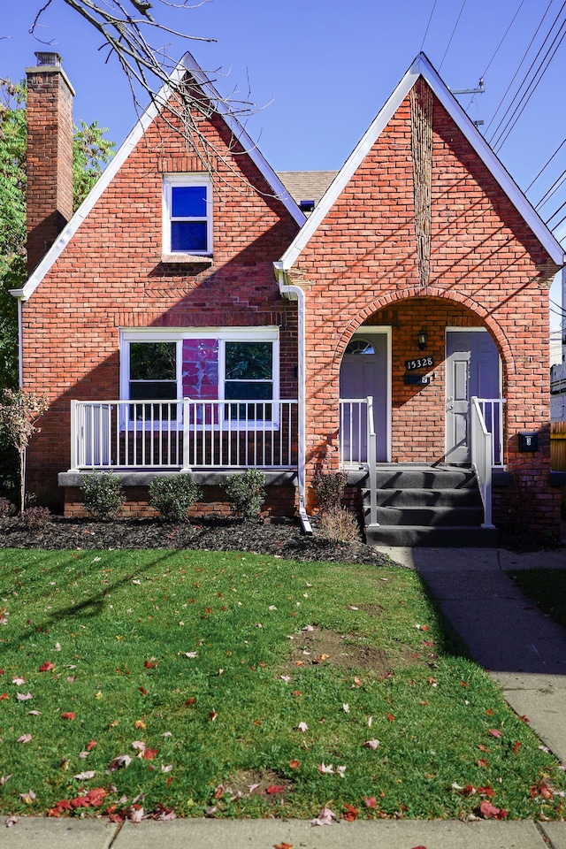 view of front of house featuring a porch and a front yard