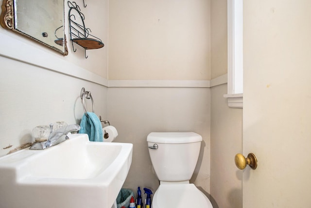 bathroom featuring toilet and sink