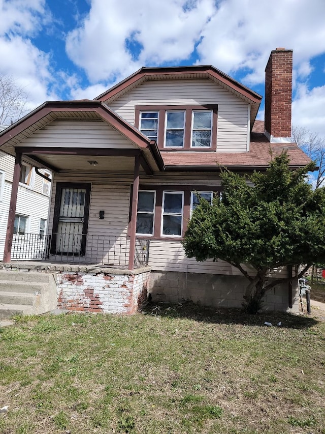 view of front of house with a front lawn