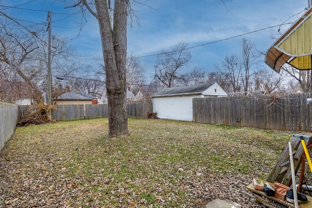 view of yard with an outdoor structure