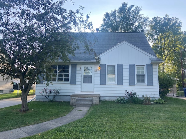 view of front of home featuring a front lawn