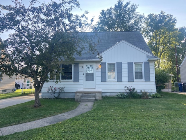 view of front facade featuring a front yard