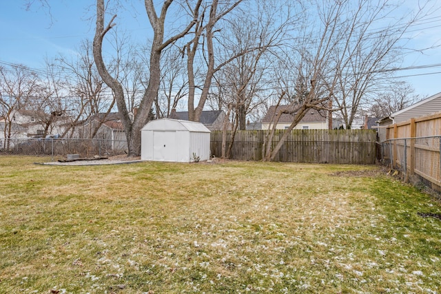 view of yard featuring a storage unit