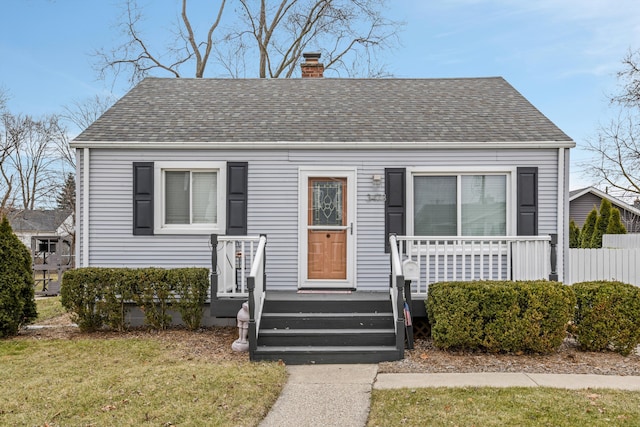 bungalow featuring a front lawn