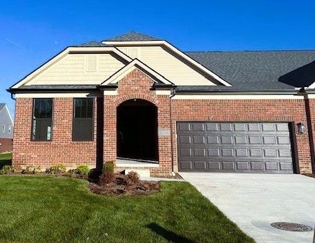 view of front of house featuring a front yard and a garage