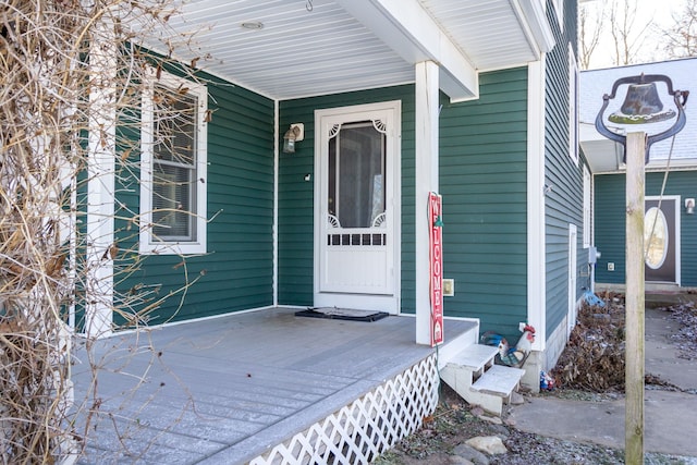 entrance to property featuring covered porch