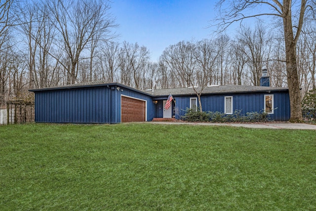 view of front facade featuring a garage and a front yard